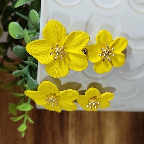 TROPICAL FLOWER HINGED DROP EARRINGS - Picture 2 of 6